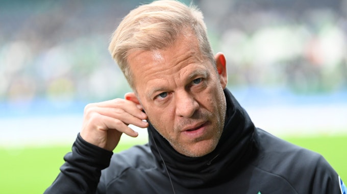 Markus Anfang bei einem TV-Interview als Bremen-Trainer.