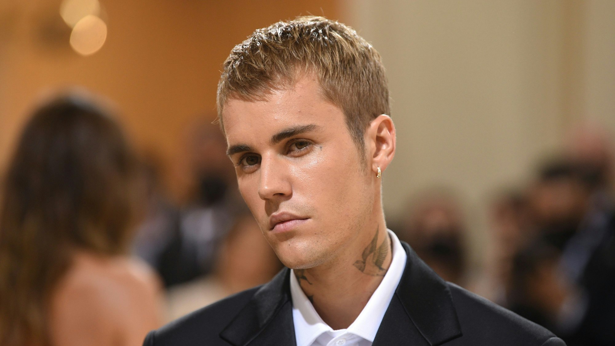 Sänger Justin Bieber kommt zur Benefizgala des Costume Institute des Metropolitan Museum of Art anlässlich der Eröffnung der Ausstellung „In America: A Lexicon of Fashion“.