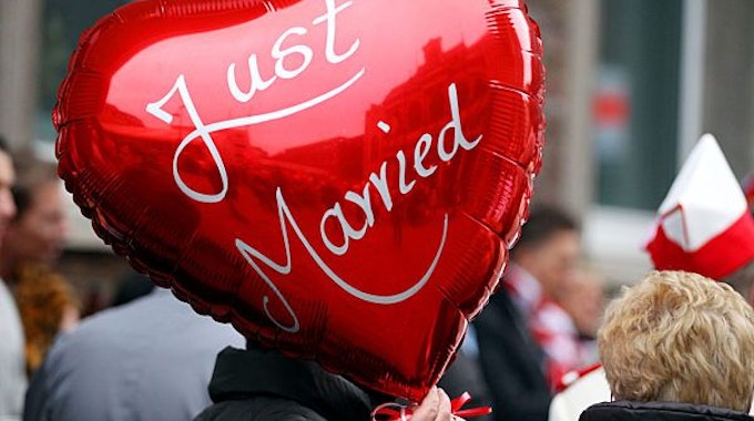 Eine Frau einen Ballon mit der Aufschrift "Just Married" in der Hand.&nbsp;