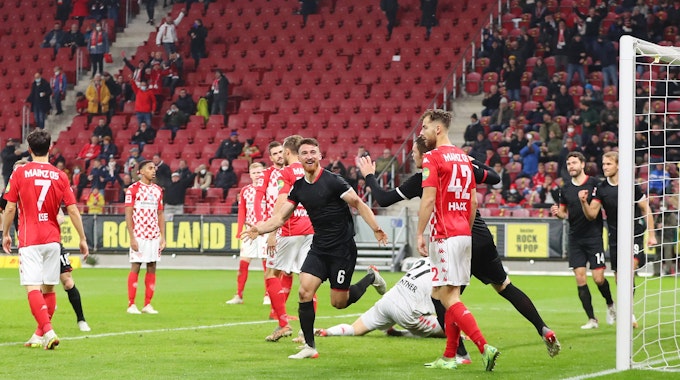 Salih Özcan bejubelt seinen Ausgleichstreffer in Mainz.