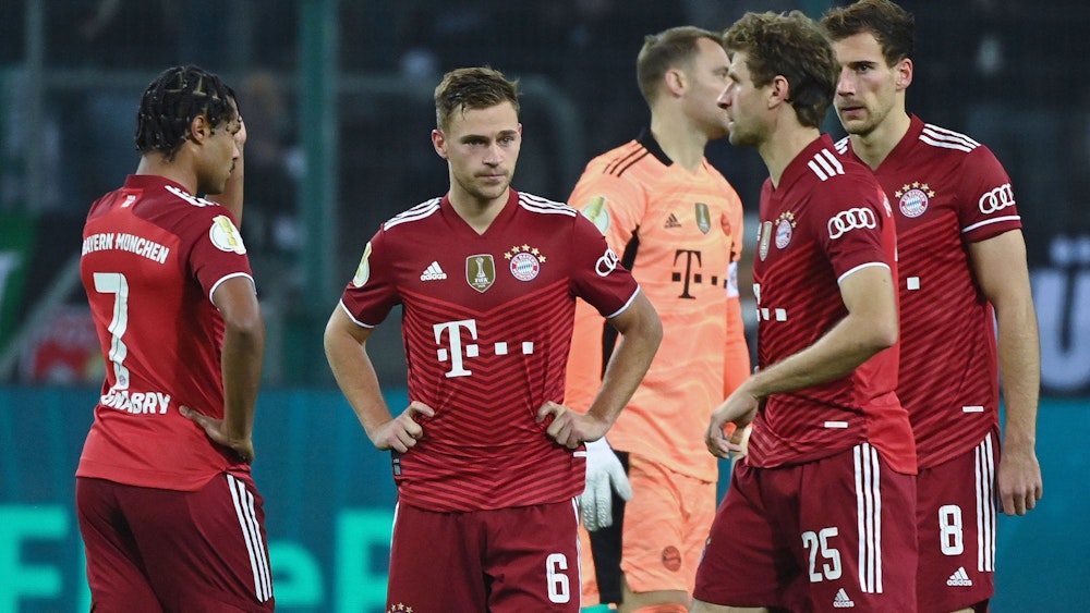 Die Spieler des FC Bayern sind nach der Pokalpleite gegen Gladbach enttäuscht: Serge Gnabry, Joshua Kimmich, Manuel Neuer, Thomas Müller und Leon Goretzka (v.l.).
