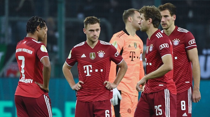 Die Spieler des FC Bayern sind nach der Pokalpleite gegen Gladbach enttäuscht: Serge Gnabry, Joshua Kimmich, Manuel Neuer, Thomas Müller und Leon Goretzka (v.l.).