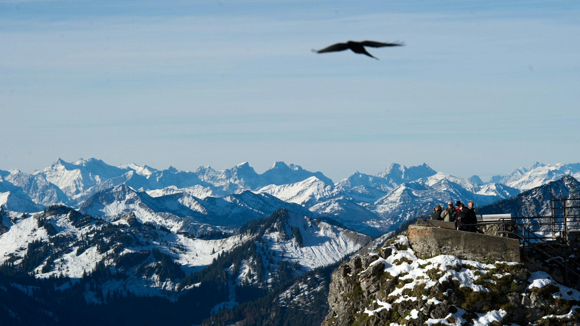 Im Nordwesten Österreichs ist eine 61-jährige Wanderin aus Deutschland abgestürzt und gestorben. Unser Symbolfoto vom 17. Oktober 2012 zeigt das Alpenpanorama von der Aussichtsplattform des Wendelstein.