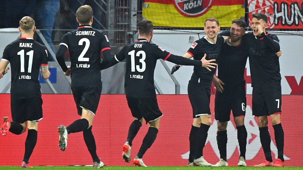 Die Kölner Mannschaft jubelt nach dem Treffer zu 1:1 durch Kölns Salih Özcan (2.v.r).
