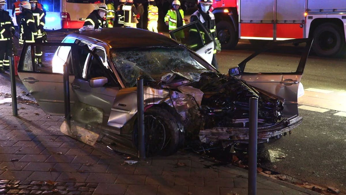 Köln: Ein Autowrack ist nach einem Unfall am Straßenrand zu sehen.&nbsp;