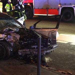 Köln: Ein Autowrack ist nach einem Unfall am Straßenrand zu sehen.