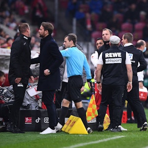 Kölns Co-Trainer Kevin McKenna wird von Thomas Kessler beruhigt.