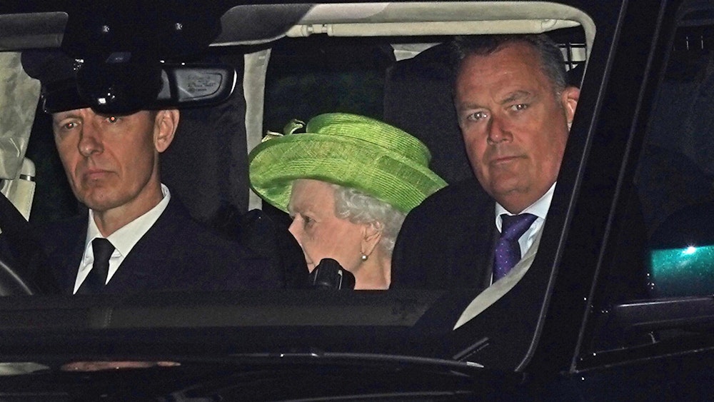 21.11.2021, Großbritannien, Windsor: Königin Elizabeth II. (M) verlässt mit dem Auto den Windsor Great Park. Zwei Urenkel der Königin haben im in der königlichen Taufkapelle Royal Chapel of All Saints die Taufe erhalten, an der ebenfalls Königin Elizabeth II. teilgenommen hat.
