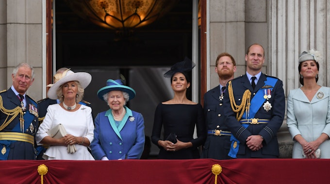 Der britische Thronfolger Prinz Charles (l-r), Herzogin Camilla, die britische Königin Elizabeth II., Herzogin Meghan, Prinz Harry, Prinz William und Herzogin Kate stehen auf dem Balkon des Buckingham-Palasts.
