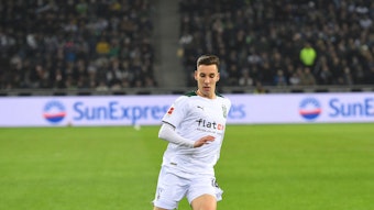 Conor Noß, hier am 20. November 2021, spielt den Ball im Duell von Borussia Mönchengladbach gegen Greuther Fürth im heimischen Borussia-Park.