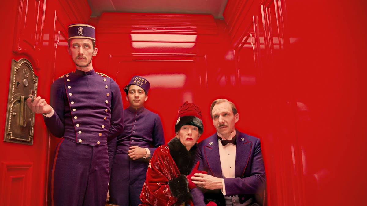 Eine der besten Komödien mit schrägem Humor ist Wes Andersons „Grand Budapest Hotel“.