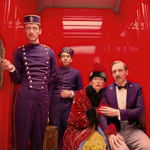 Eine der besten Komödien mit schrägem Humor ist Wes Andersons „Grand Budapest Hotel“.