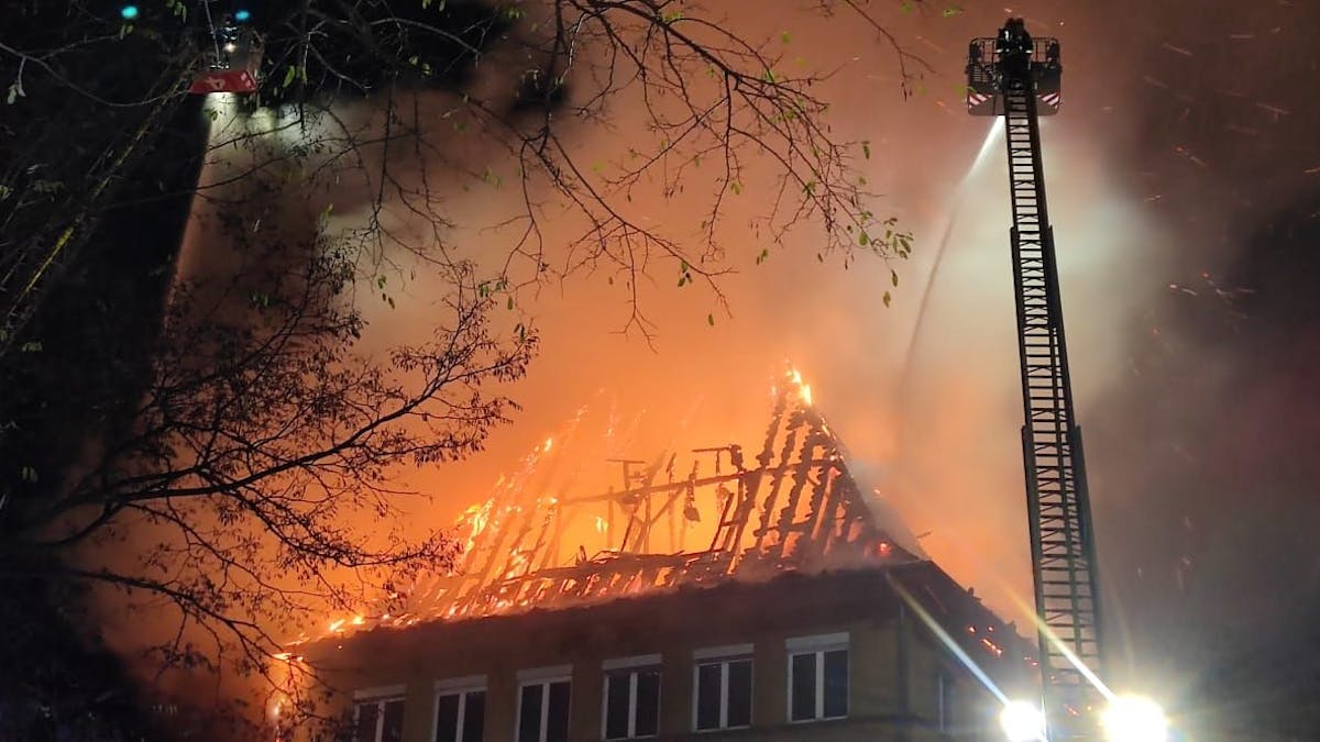 Der Dachstuhl der Kölner Astrid-Lindgren-Schule brennt in voller Ausdehnung.&nbsp;