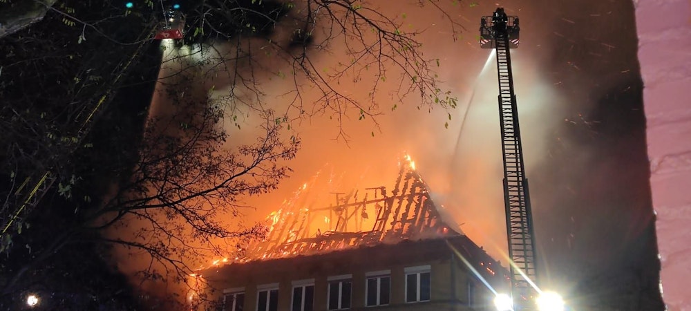Der Dachstuhl der Kölner Astrid-Lindgren-Schule brennt in voller Ausdehnung.