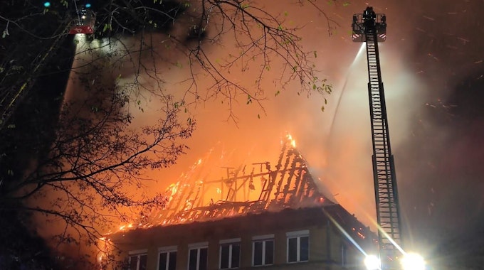 Der Dachstuhl der Kölner Astrid-Lindgren-Schule brennt in voller Ausdehnung.