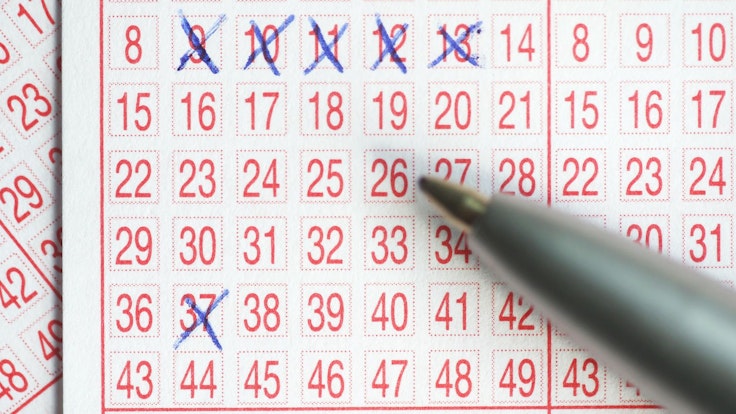Die Zahlen 9, 10, 11, 12, 13, und 37 sind am 31.07.2014 in Berlin auf einem Lottoschein angekreuzt.