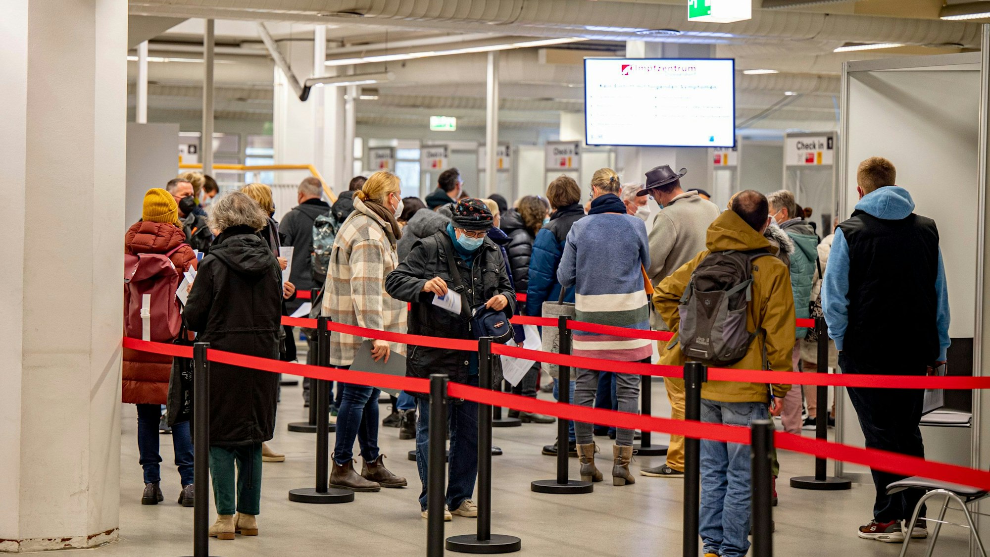 Impfwillige warten am 22. November 2021 vor dem Check-In für ihre Impfung in der ehemaligen Zentralbibliothek am Hauptbahnhof.