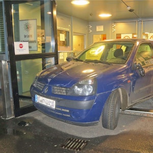 Das Auto eines 21-Jährigen steht am 21. November 2021 im Eingangsbereich der Polizeiwache in Mettmann. Die Schadenshöhe steht noch nicht fest.