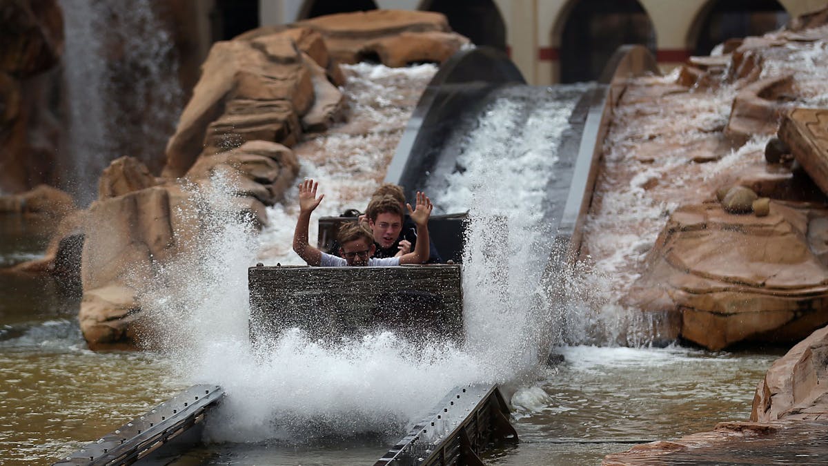 Besucher fahren am 04.09.2015 in Brühl (Nordrhein-Westfalen) im Freizeitpark Phantasialand mit einer Wasserrutsche.&nbsp;