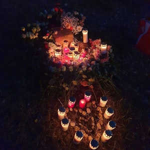 Foto der Tatortstelle, wo die Familie Kerzen platzierte.