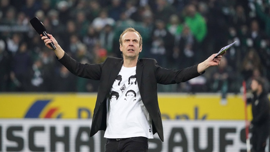 Torsten „Knippi “Knippertz ist Stadion-Sprecher von Fußball-Bundesligist Borussia Mönchengladbach. Auf diesem Foto ist der 51-Jährige am 7. März 2020 im Borussia-Park zu sehen. Knippertz hebt die Arme hoch und schaut Richtung Publikum.