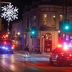 Polizeiband sperrt am 21. November eine Straße in Waukesha (Wisconsin) ab, nachdem ein Fahrzeug in eine Weihnachtsparade gerast ist und Dutzende von Menschen verletzt hat.