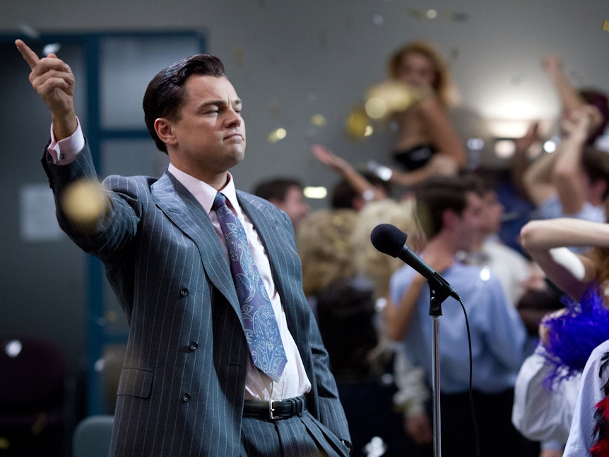Leonardo DiCaprio spielt einen geldgierigen Börsenmakler, der in die Kriminalität abrutscht.