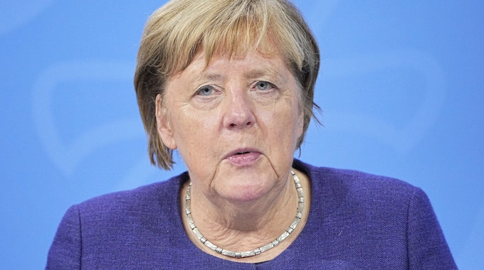 Die geschäftsführende Bundeskanzlerin Angela Merkel nimmt im Anschluss an die Videokonferenz der Bundeskanzlerin mit den Ministerpräsidenten an einer Pressekonferenz im Bundeskanzleramt teil.