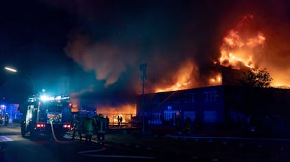 Einsatzkräfte der Feuerwehr löschen 2018 den Brand einer Lagerhalle und eines Bürogebäudes im münsterländischen Olfen (Kreis Coesfeld).
