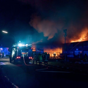 Einsatzkräfte der Feuerwehr löschen 2018 den Brand einer Lagerhalle und eines Bürogebäudes im münsterländischen Olfen (Kreis Coesfeld).