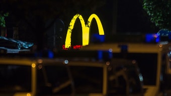 Zahlreiche Polizeifahrzeuge stehen am 23.07.2016 in München (Bayern) vor dem McDonald's-Restaurant.