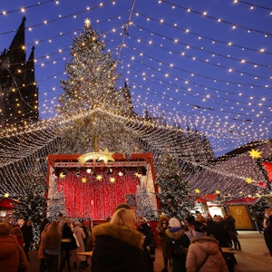 21. November 2021: Besucher gehen über den Weihnachtsmarkt auf dem Roncalliplatz am Dom. Die Weihnachtsmärkte in Köln sind für Besucher unter den 2G-Regeln geöffnet.