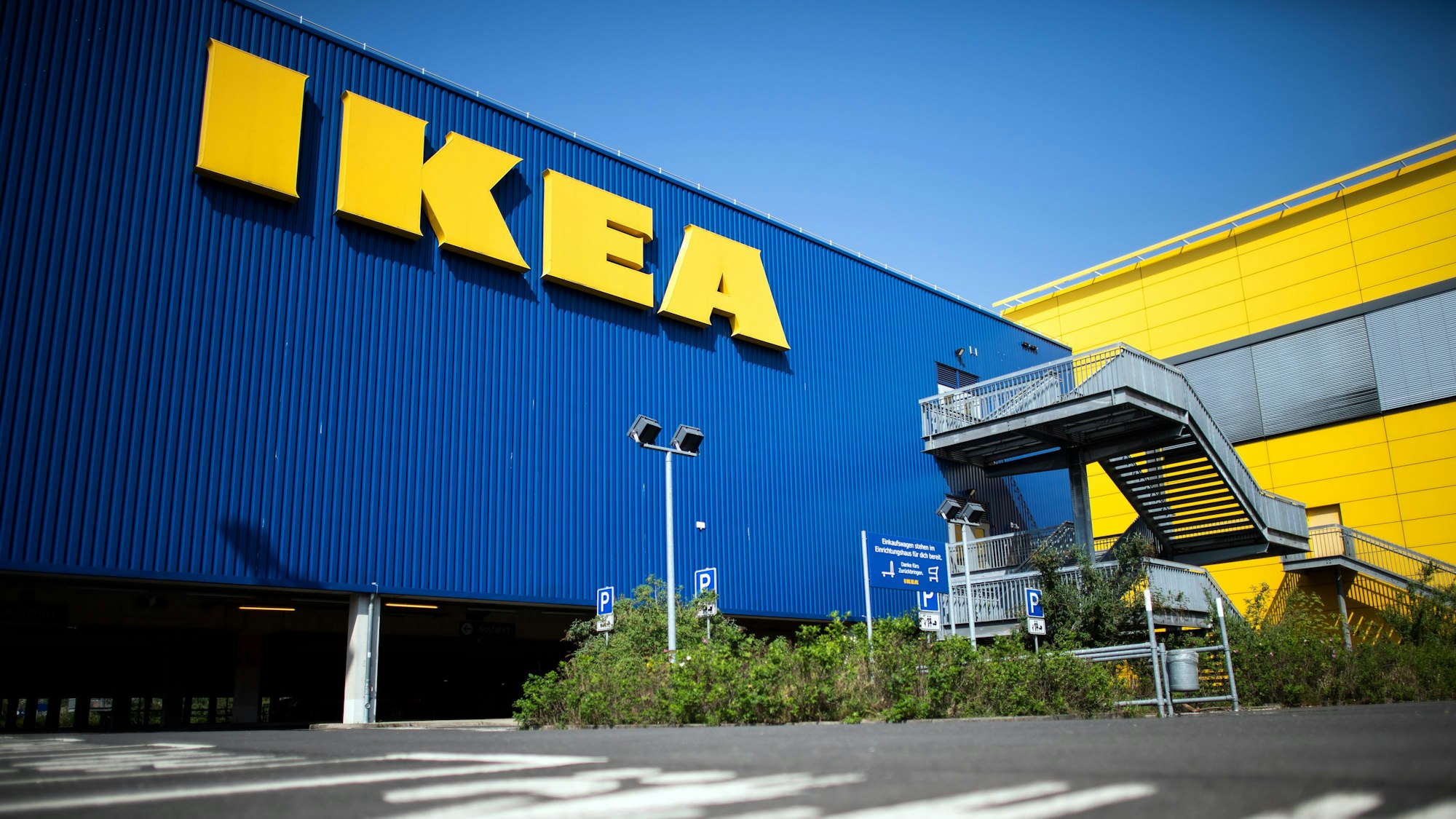 Das Foto (aufgenommen am 17. April 2020) zeigt ein Ikea-Einrichtungshaus von außen.