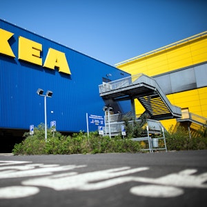 Das Foto (aufgenommen am 17. April 2020) zeigt ein Ikea-Einrichtungshaus von außen.