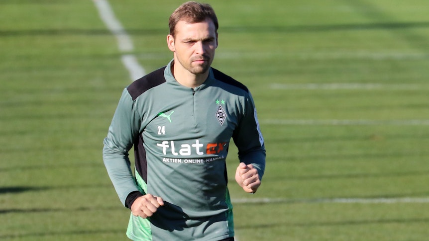 Tony Jantschke joggt bei einer Trainingseinheit von Borussia Mönchengladbach am 9. November 2021 um den Trainingsplatz im Borussia-Park.