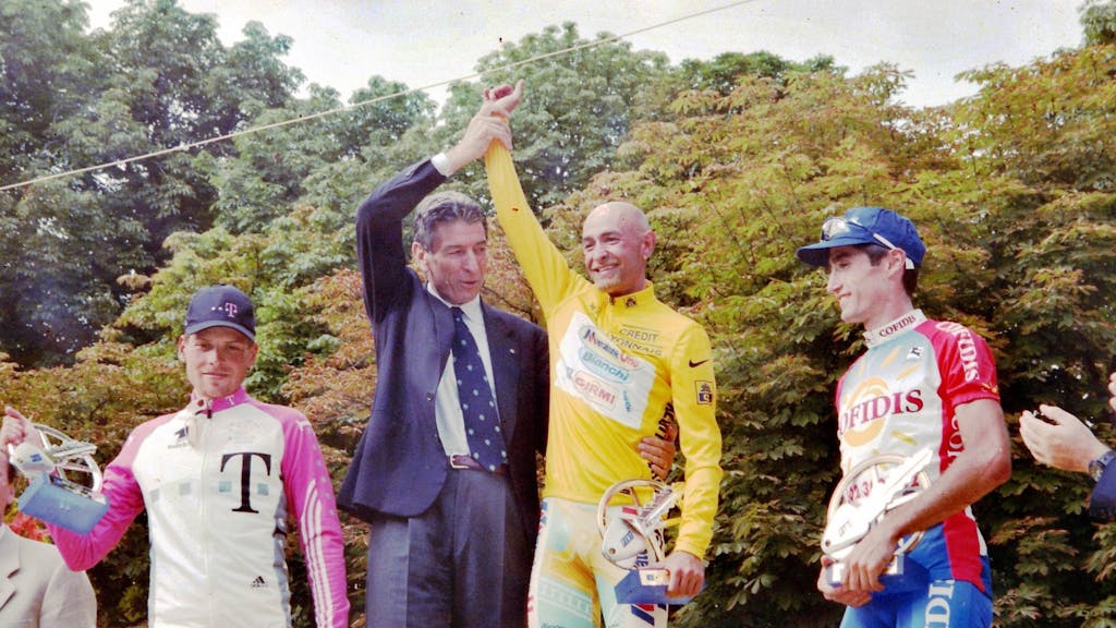 Das Podium der Tour de France 1998: Marco Pantani (Mitte) siegte vor Jan Ullrich (l.) und Bobby Ulich (r.)