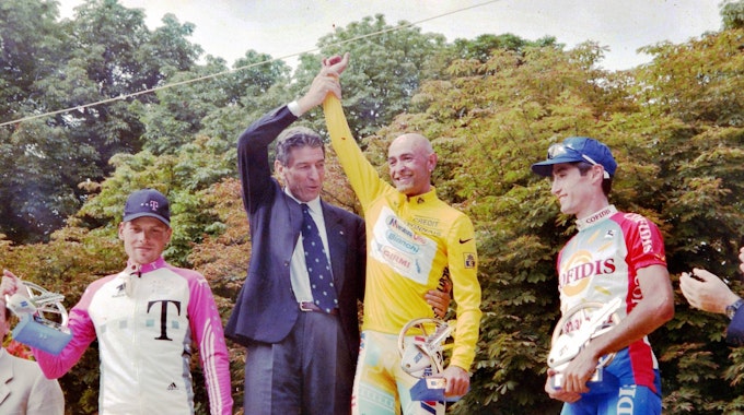 Das Podium der Tour de France 1998: Marco Pantani (Mitte) siegte vor Jan Ullrich (l.) und Bobby Ulich (r.)