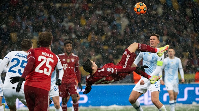 Bayerns Robert Lewandowski liegt bei seinem Fallrückzieher quasi in der Luft.