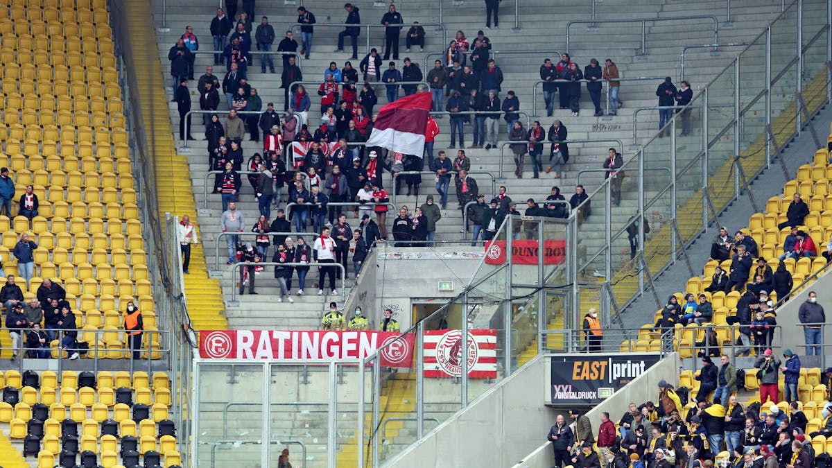 Die rund 200 Fortuna-Fans beim Auswärtsspiel bei Dynamo Dresden 