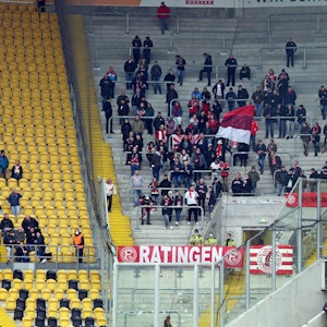 Die rund 200 Fortuna-Fans beim Auswärtsspiel bei Dynamo Dresden