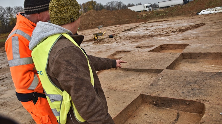 Das Foto (aufgenommen am 19. November 2021) zeigt die archäologische Ausgrabung an der A44 bei Werl vor dem Ausbau der Raststätte Am Haarstrang Süd.