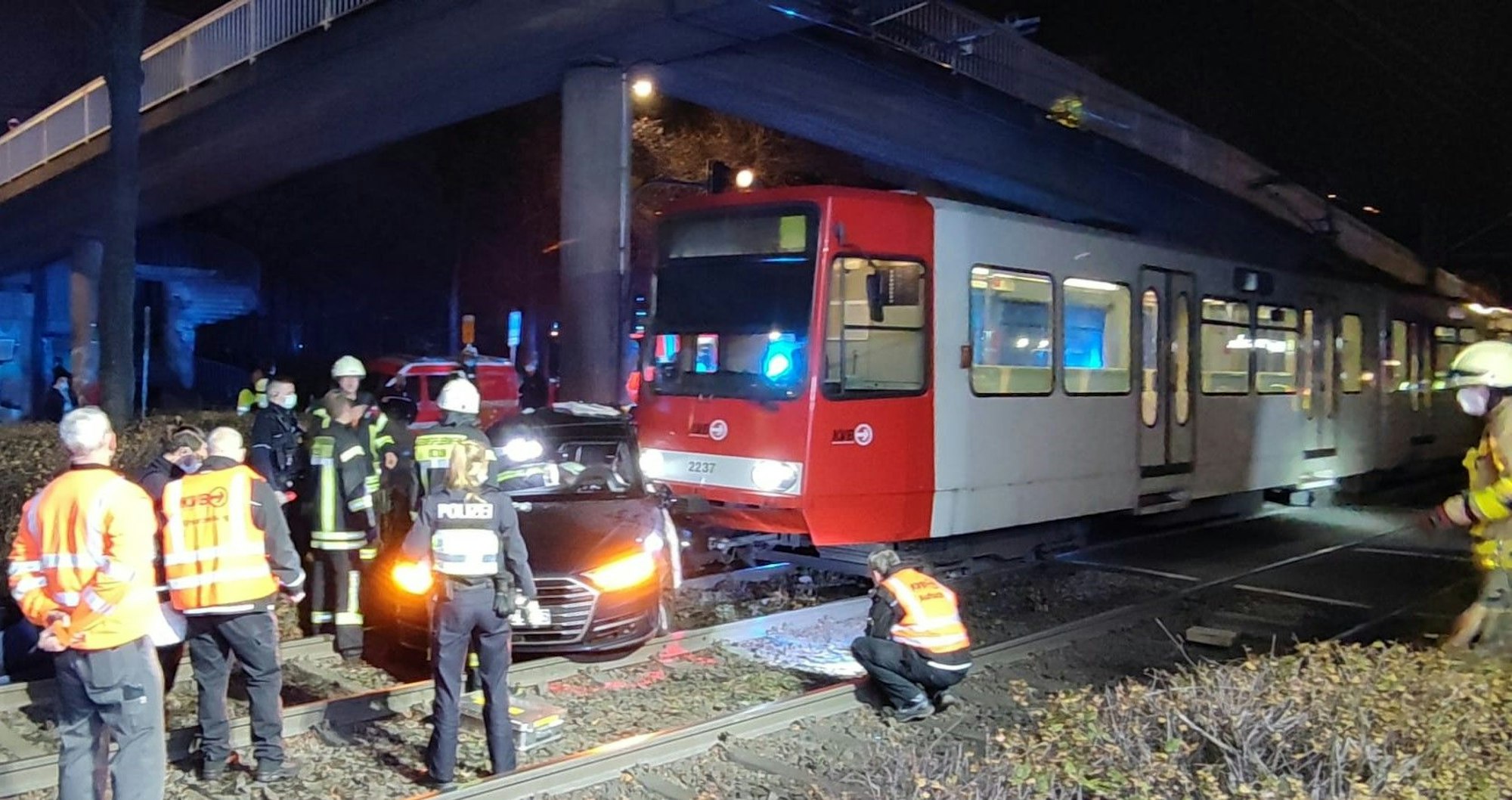 Unfall in Köln zwischen Straßenbahn und Pkw in Sülz. Das Bild entstand am Unfallort am 23. November 2021.