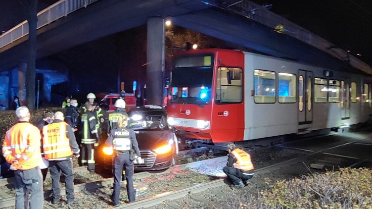 Unfall in Köln zwischen Straßenbahn und Pkw in Sülz. Das Bild entstand am Unfallort am 23. November 2021.