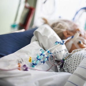 Ein intubierter Corona-Patient in einem Intensivbett-Zimmer der Asklepios Klinik in Gauting (Bayern).