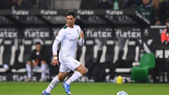 Lars Stindl von Borussia Mönchengladbach, läuft am 20. November 2021 mit dem Ball über den Platz.