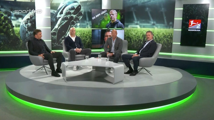 Sport1-Kommentator Martin Quast, Ex-Düsseldorf-Trainer Oliver Reck, Moderator Hartwig Thöne und Peter Neururer (von links) am 22. November 2021 beim Sport1-Doppelpass für die 2. Bundesliga. Screenshot vom Youtube-Livestream.