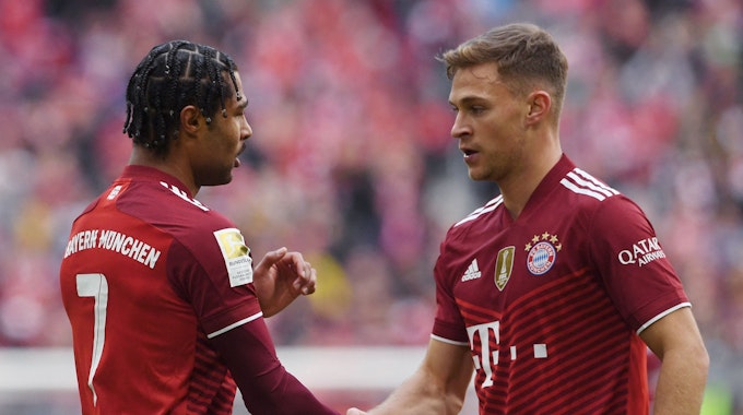 Serge Gnabry und Joshua Kimmich geben sich im Spiel von Bayern München die Hand.