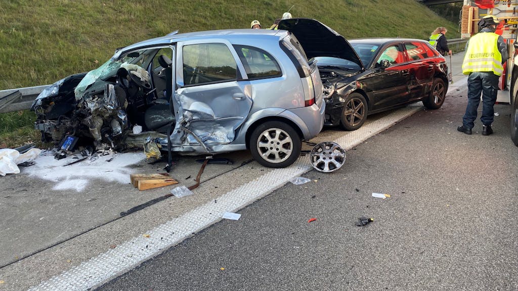 Verkehrsunfall mit zwei zerstörten Autos auf der Autobahn A4.&nbsp;