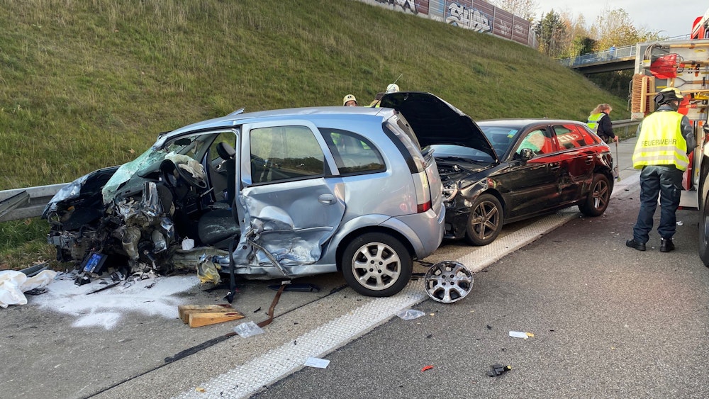 Verkehrsunfall mit zwei zerstörten Autos auf der Autobahn A4.