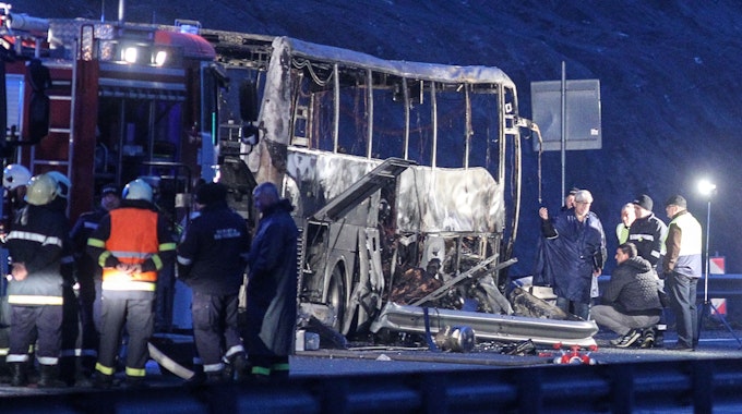 Bei einem schweren Busunglück in Bulgarien sind in der Nacht zu Dienstag (23. November) mindestens 46 Menschen ums Leben gekommen.
